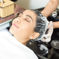Prestation salon shampoing spécifique traitant